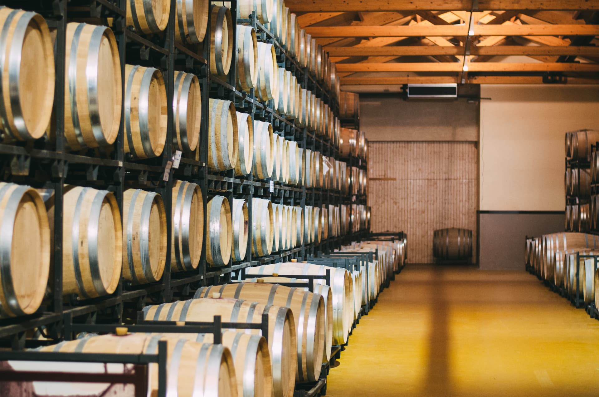 Client en cave à vins avec sa carte de fidélité digitale