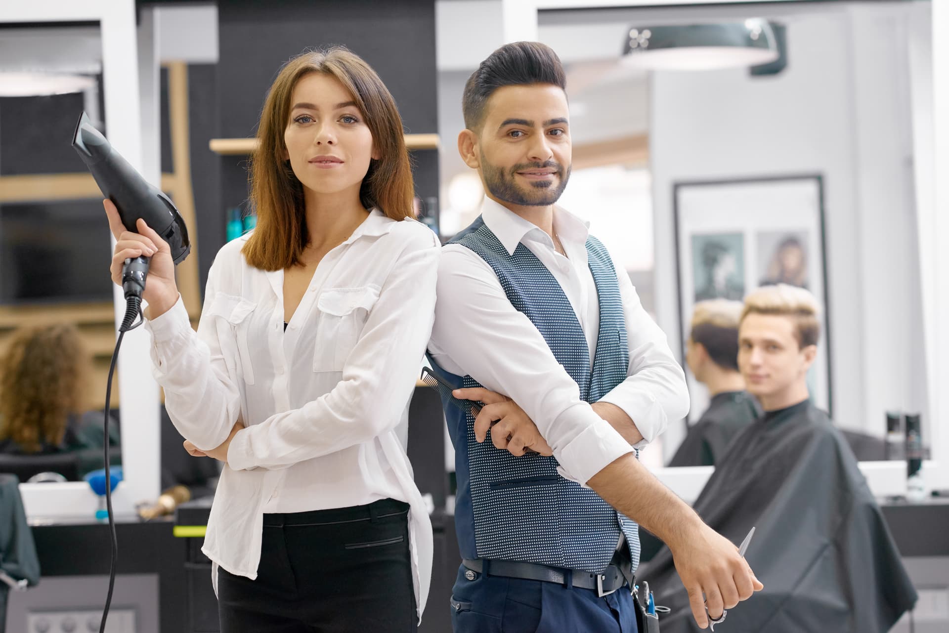 Client consultant sa carte de fidélité digitale chez le coiffeur